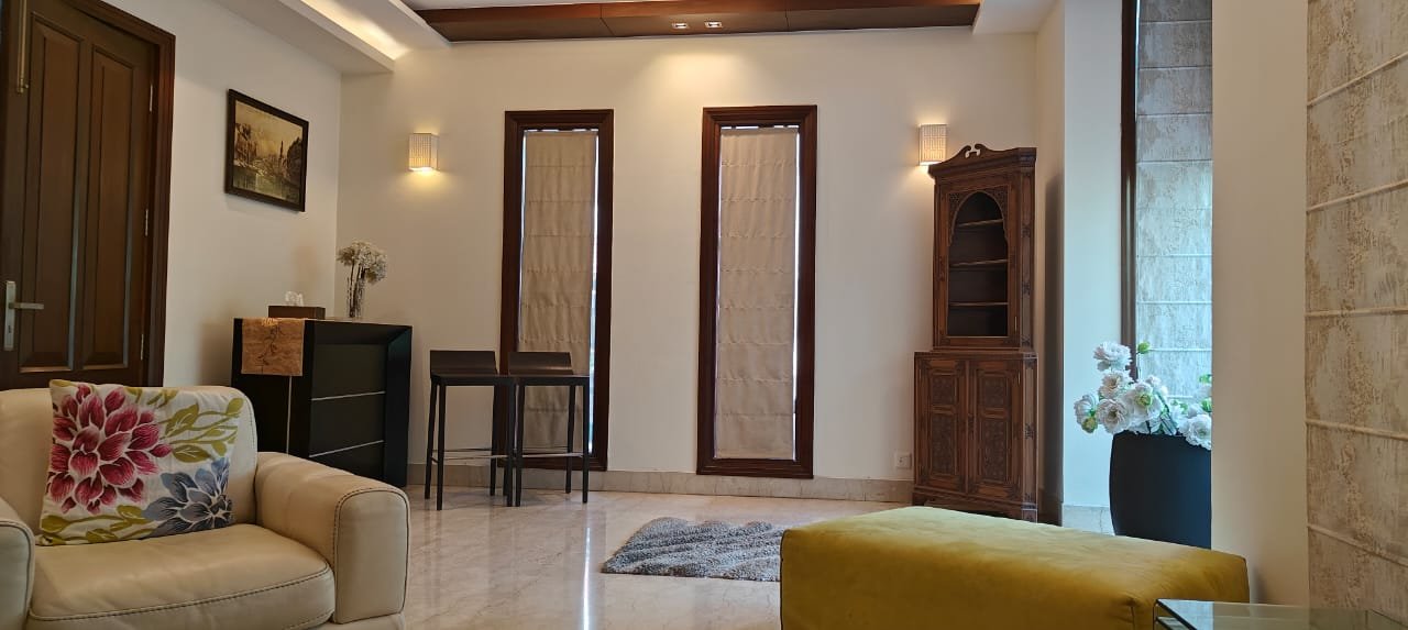 5BHK Kothi DLF Phase 1 , SemiFurnished is available for rent